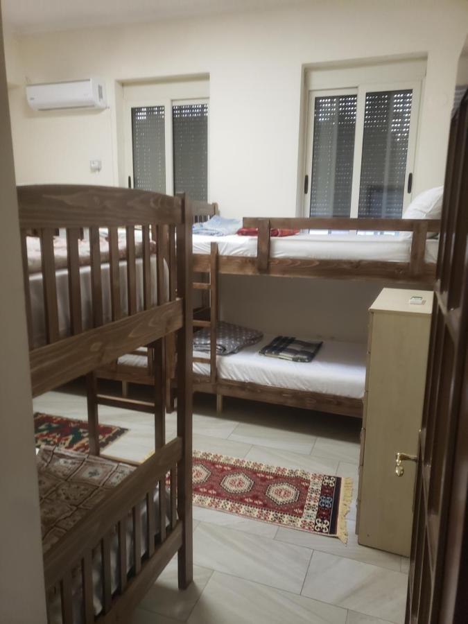 Hostel Oakland Tirana Bagian luar foto