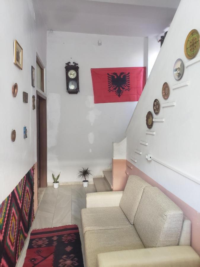Hostel Oakland Tirana Bagian luar foto