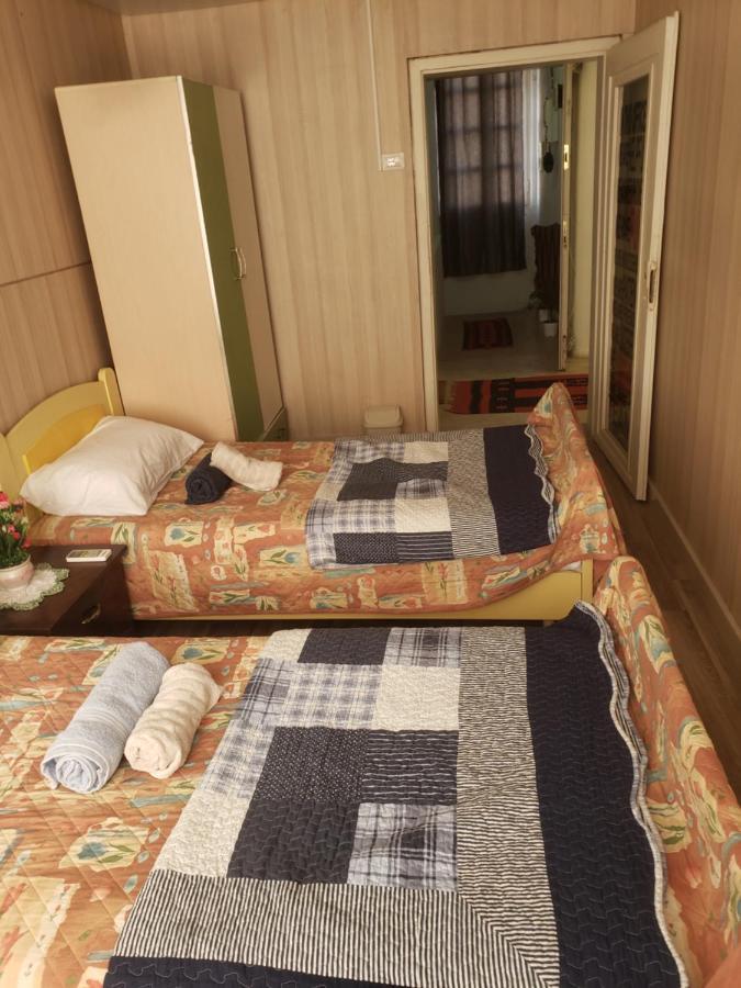 Hostel Oakland Tirana Bagian luar foto