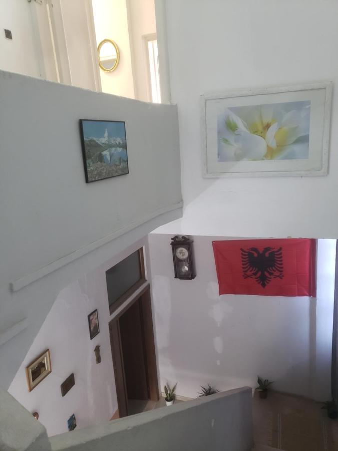 Hostel Oakland Tirana Bagian luar foto