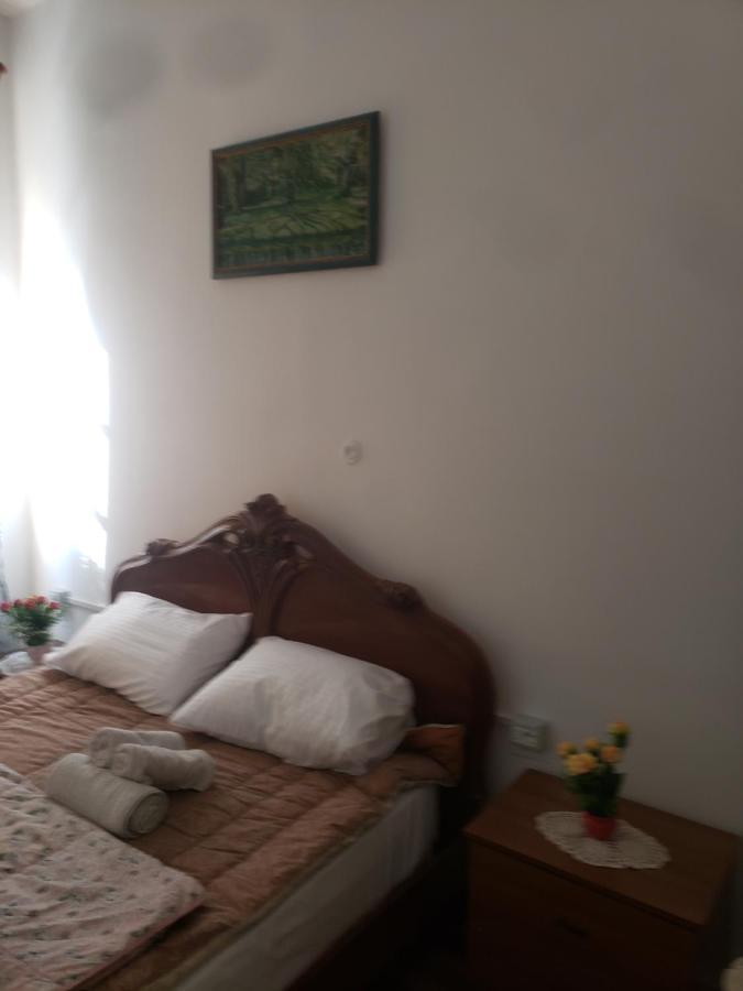 Hostel Oakland Tirana Bagian luar foto