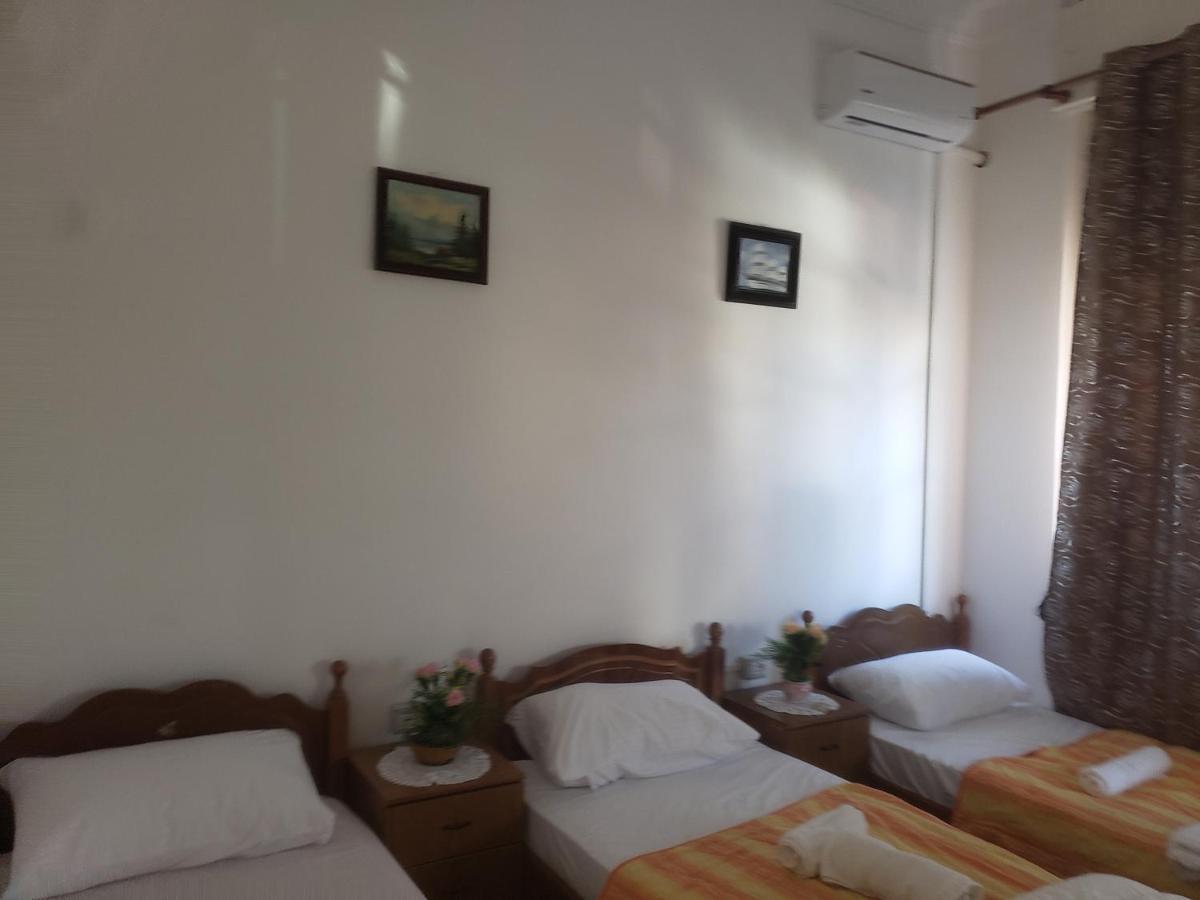 Hostel Oakland Tirana Bagian luar foto