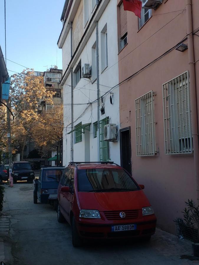 Hostel Oakland Tirana Bagian luar foto