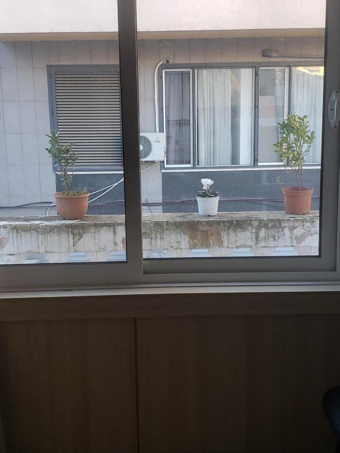 Hostel Oakland Tirana Bagian luar foto