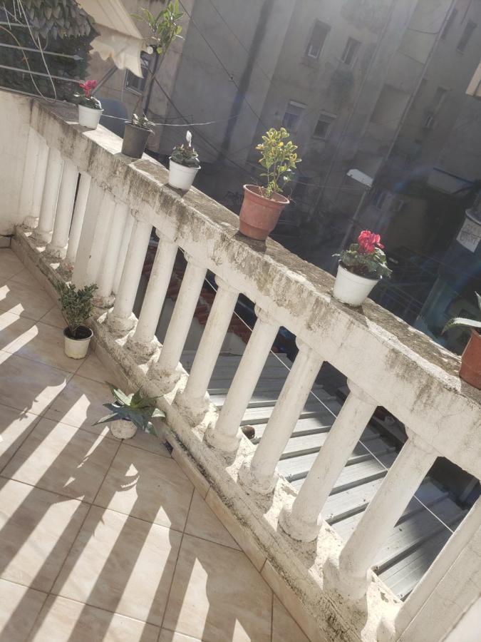 Hostel Oakland Tirana Bagian luar foto