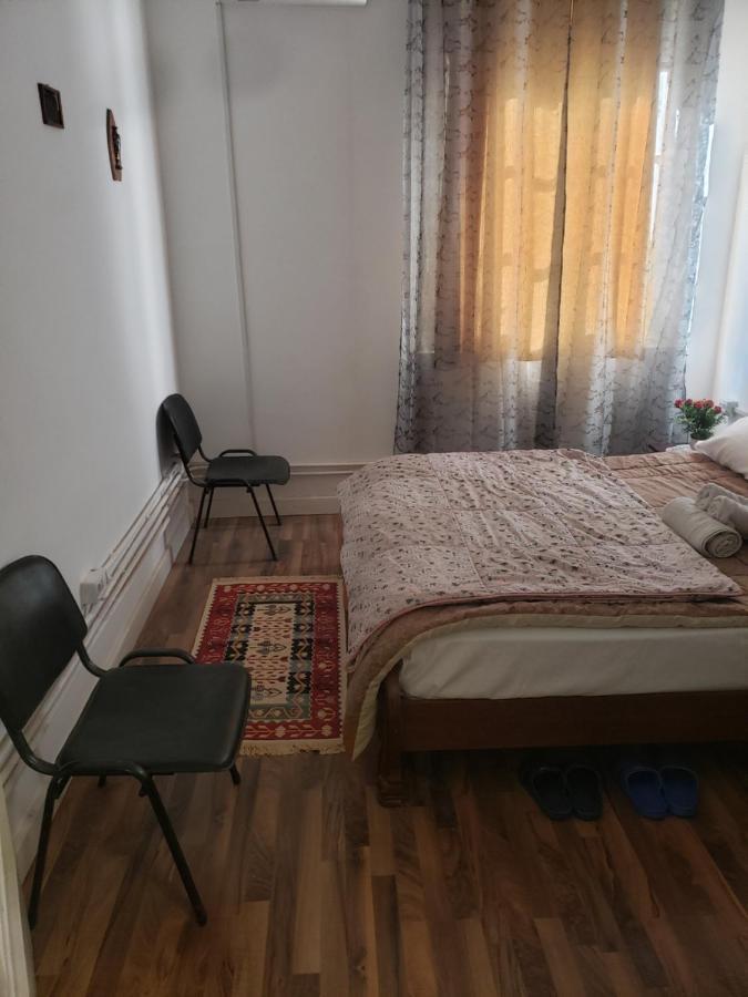 Hostel Oakland Tirana Bagian luar foto