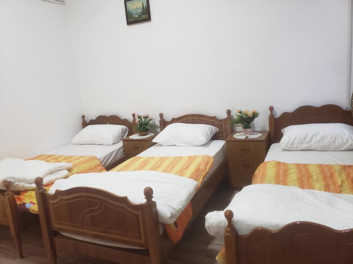 Hostel Oakland Tirana Bagian luar foto
