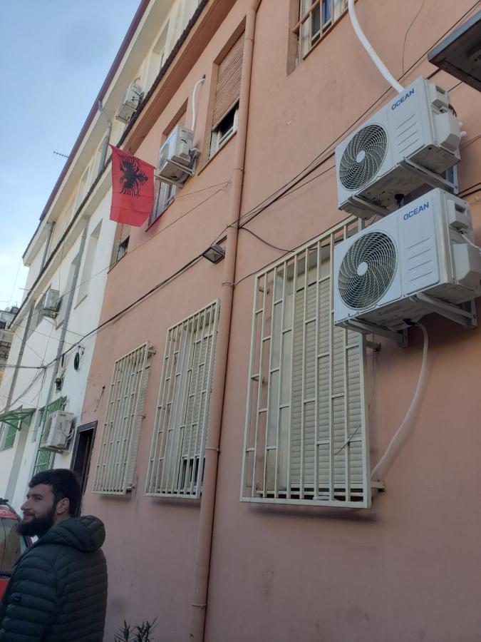 Hostel Oakland Tirana Bagian luar foto