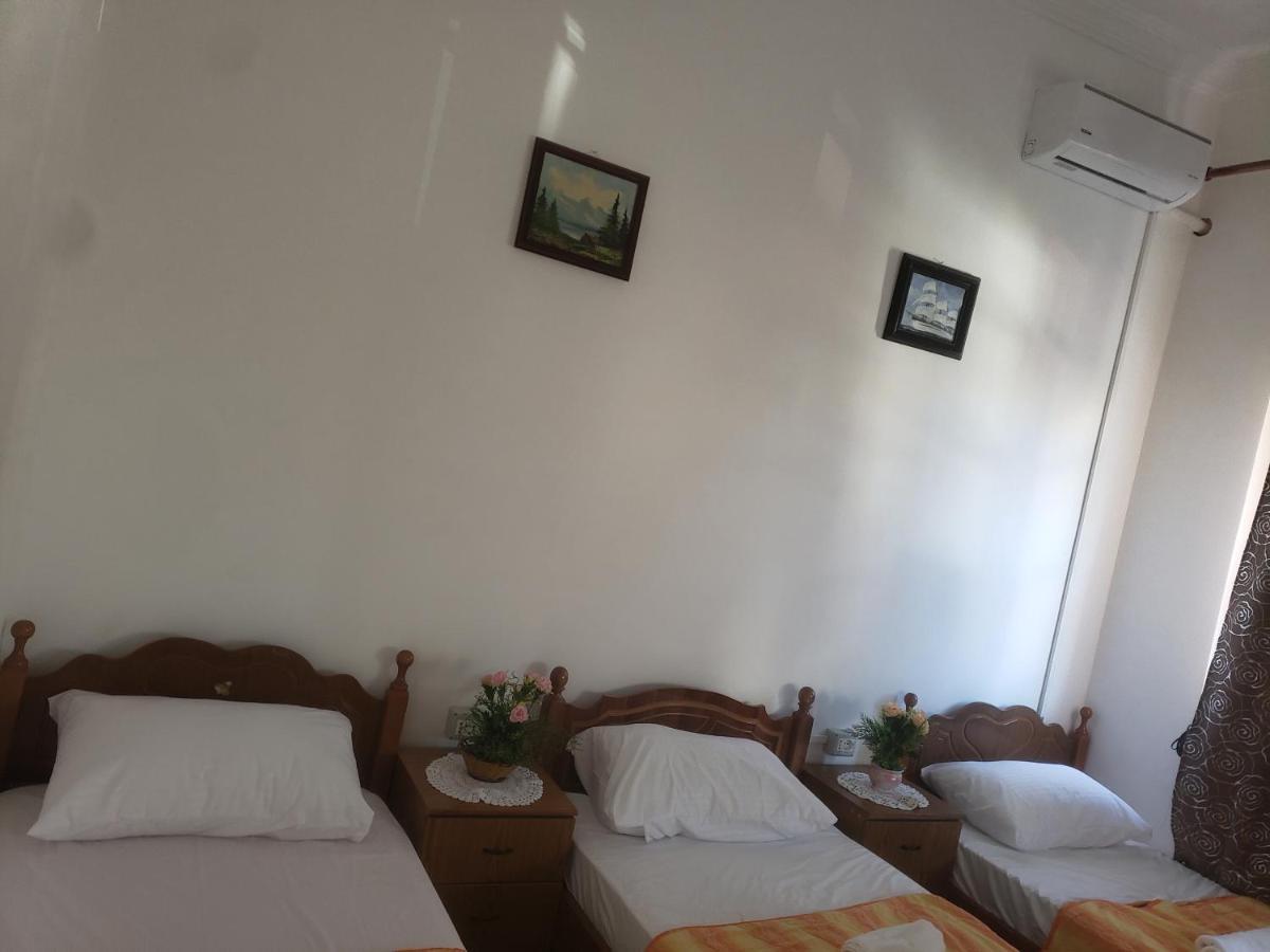 Hostel Oakland Tirana Bagian luar foto