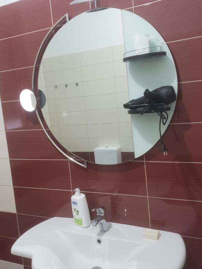 Hostel Oakland Tirana Bagian luar foto