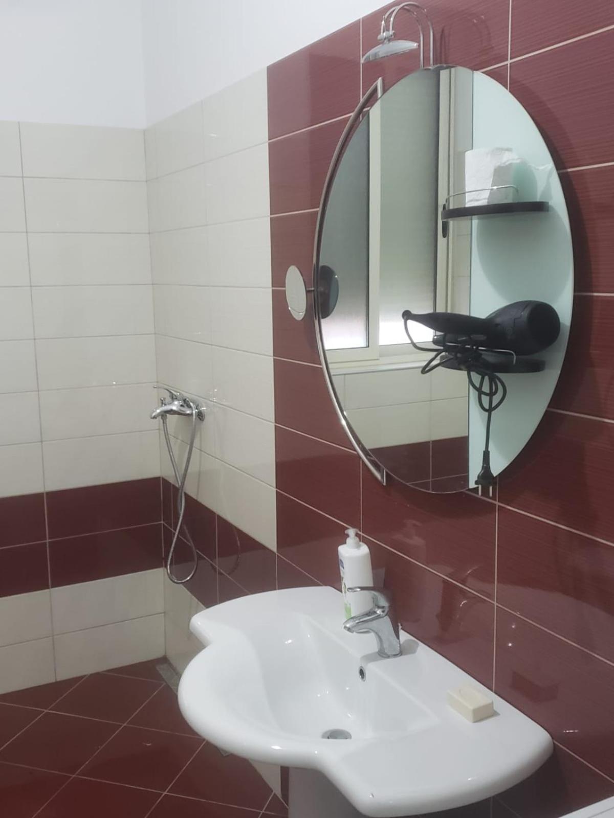 Hostel Oakland Tirana Bagian luar foto
