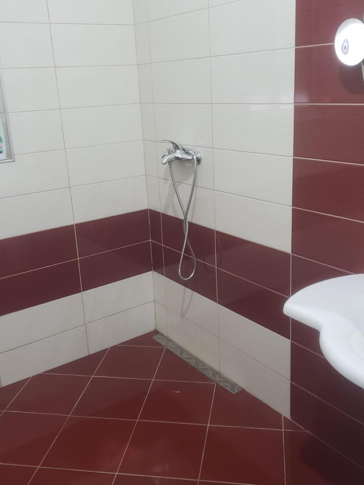 Hostel Oakland Tirana Bagian luar foto