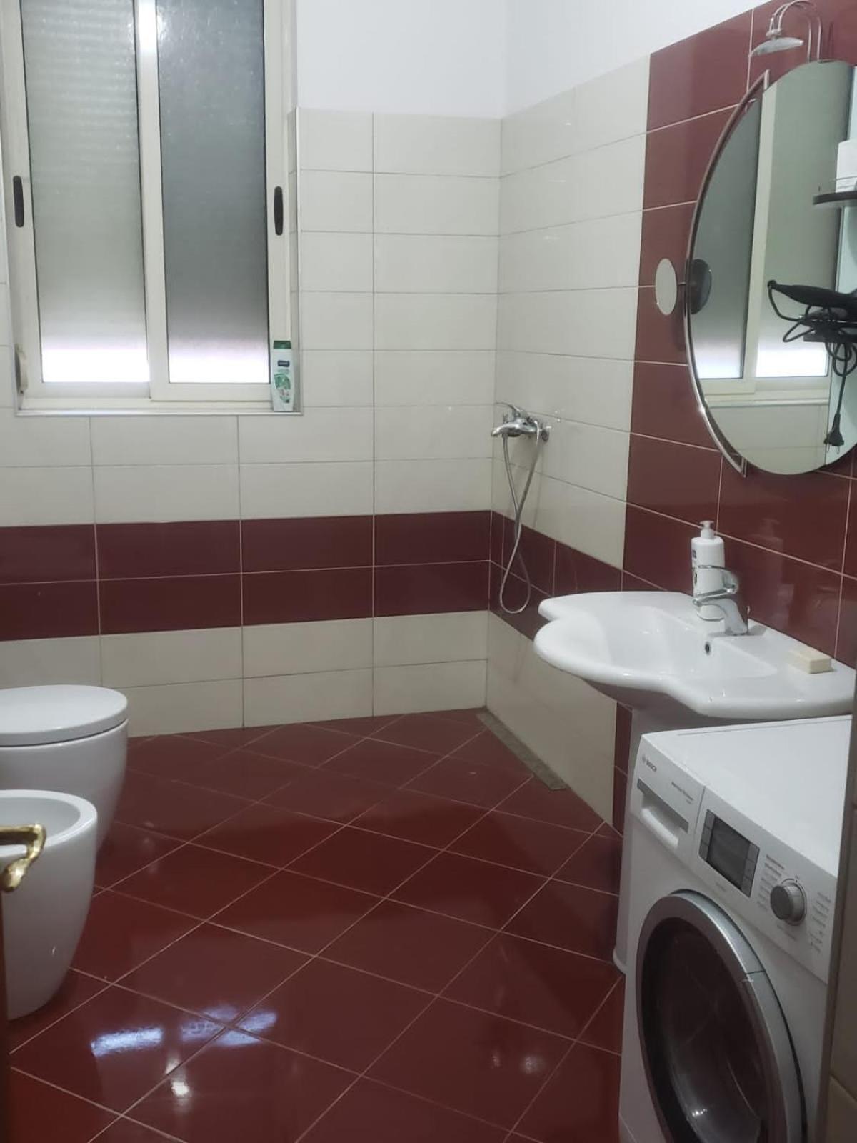Hostel Oakland Tirana Bagian luar foto